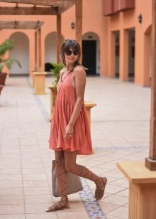 Sandales beiges dans le style grec à la robe de couleur terre cuite
