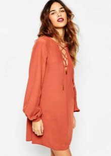 Robe rouge à lèvres à bordeaux à terre cuite