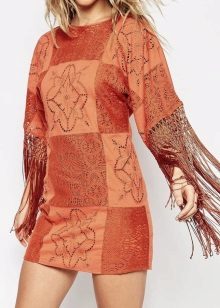 Robe En Terre Cuite En Relief
