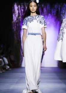Robe blanche avec dentelle bleue