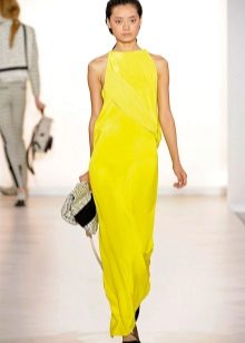 Robe de couleur citron juteuse sur le sol