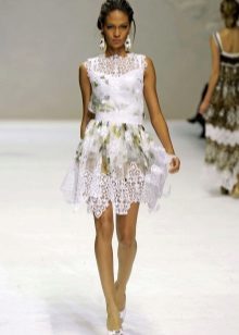 Robe blanche avec imprimé et dentelle