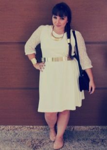 Robe blanche tricotée pour le plein et les accessoires