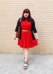 Robe en tricot rouge pour une fille à part entière avec une ceinture dorée, un cardigan noir et une bosanozhkami