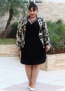 Robe tricotée noire pour une femme complète en combinaison avec une veste de couleur