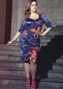 Robe en maille bleue avec un motif orange pour le plein