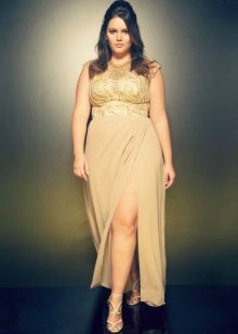Longue robe beige en maille avec une taille haute pour une tenue ample