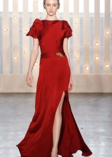 Robe cerise avec des chaussures grises