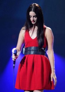 Robe cerise à large ceinture
