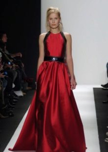 Robe couleur cerise avec des accents noirs