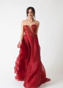 La combinaison de nuances de cerise dans une robe