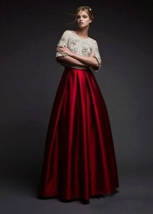 Robe cerise avec boléro blanc