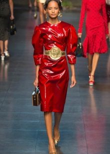 Robe cerise avec boucles d'oreilles et ceinture en or