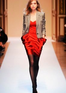 Robe cerise avec une veste grise