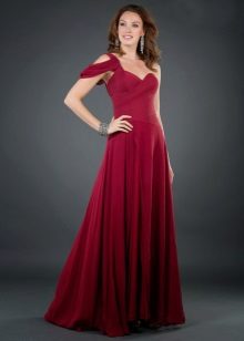 Robe cerise avec des décorations en argent