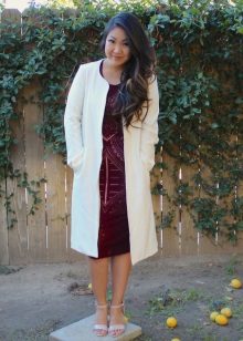 Robe cerise avec manteau blanc