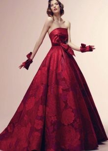 Robe cerise à fleurs bordeaux