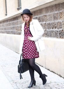 Robe cerise avec une veste blanche