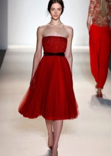 Robe cerise avec ceinture noire