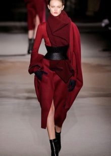 Robe cerise avec des bottes noires
