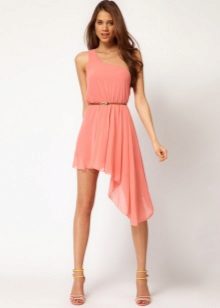 Robe asymétrique rose avec une ceinture