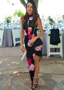 Robe noire asymétrique avec imprimé floral
