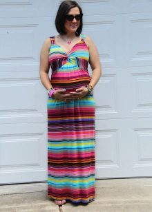 Robe longue couleur au sol sur les nuances pour les femmes enceintes