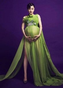 Longue robe verte pour femme enceinte