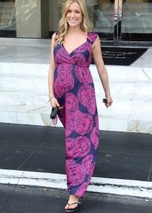 Longue robe d'été au sol pour femme enceinte et chaussures pour elle