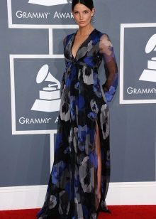 Une longue robe à taille haute avec un imprimé floral et des fentes sur les côtés pour les femmes enceintes