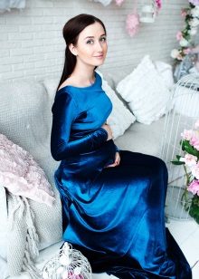 Robe bleue au sol pour femme enceinte