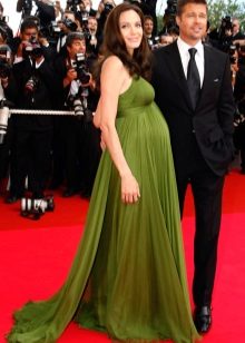 Angelina Jolie enceinte dans une robe longue