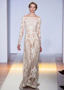 robe en guipure dans un sol de mariage