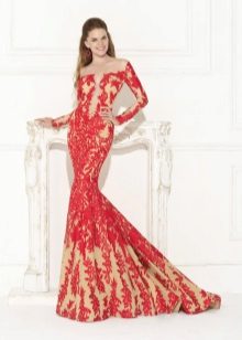 Robe en guipure rouge avec un train