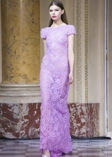 Robe en guipure dans un sol avec un lilas