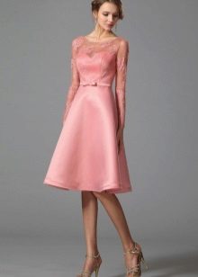Robe avec un haut en guipure silhouette