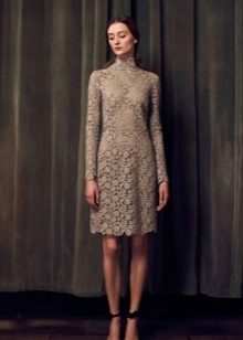 Robe de bureau en dentelle fermée