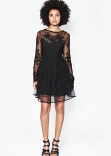 Robe de cocktail noire en guipure