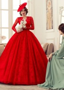 Robe rouge moelleuse de guipure