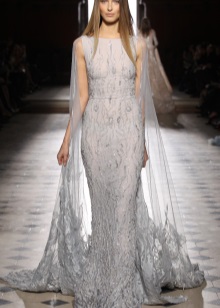 Robe en guipure blanche avec un train