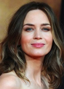 Éclaircissement partiel des cheveux pour les femmes couleur type été