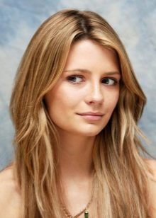 Cheveux teints avec une nuance de cuivre pour les femmes du type de couleur Automne