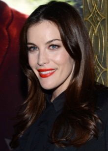 Couleur naturelle des cheveux bruns pour les femmes du type de couleur hiver