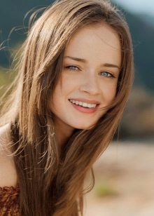 Couleur naturelle des cheveux blonds clair pour les filles du type couleur hiver
