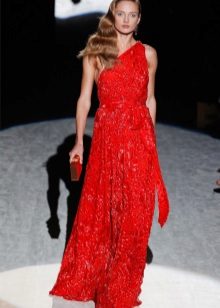 Robe en dentelle rouge sur une épaule