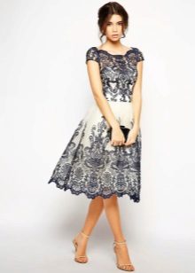 Robe en dentelle a-silhouette noire et blanche