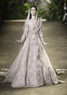 Une robe de mariée en dentelle de silhouette