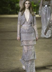 Robe en dentelle grise à plusieurs niveaux