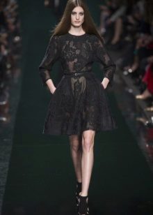 Robe courte en dentelle noire a silhouette