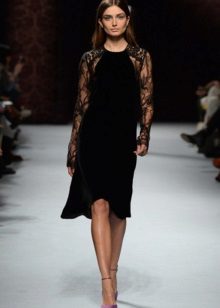 Robe noire à manches en dentelle